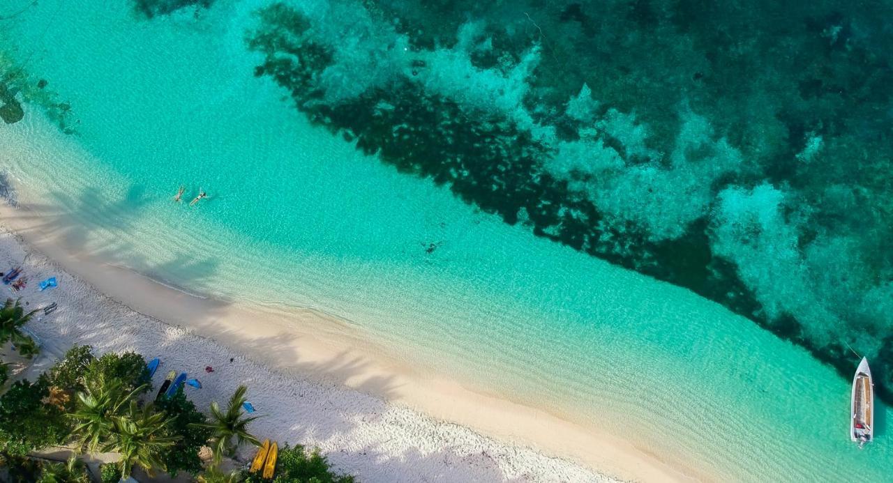 Barefoot Kuata Island Resort Екстериор снимка