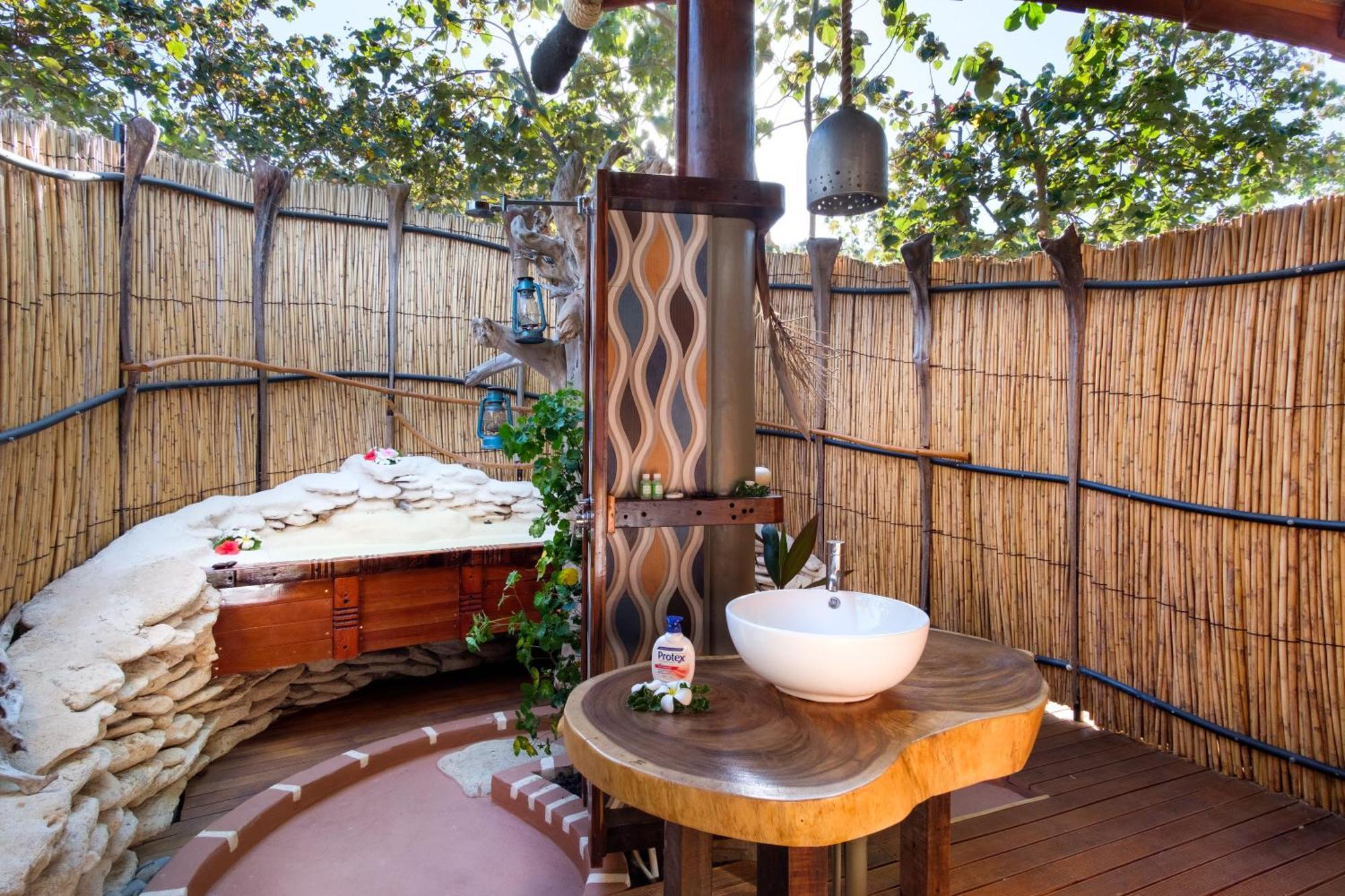 Barefoot Kuata Island Resort Екстериор снимка
