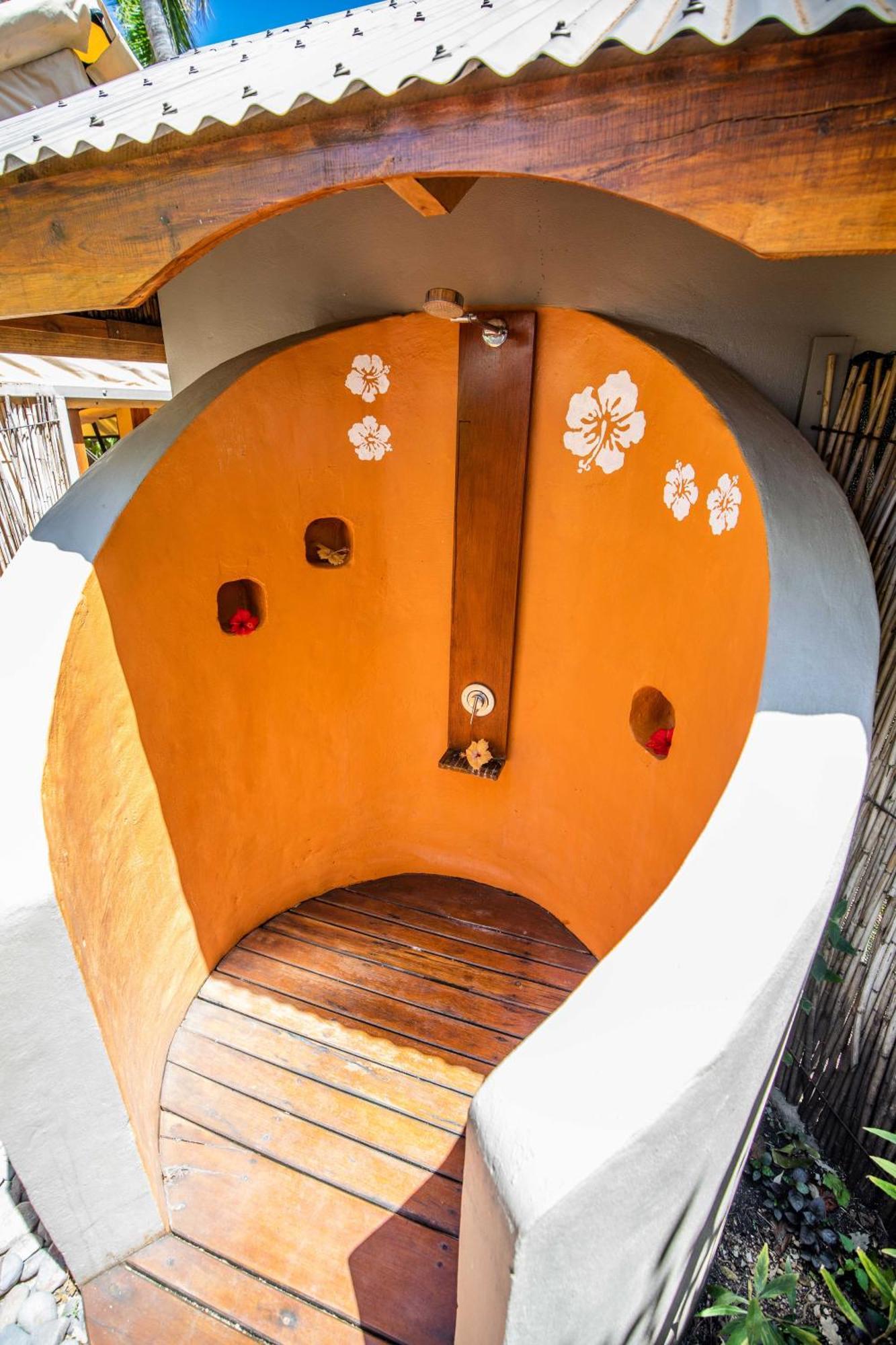 Barefoot Kuata Island Resort Екстериор снимка