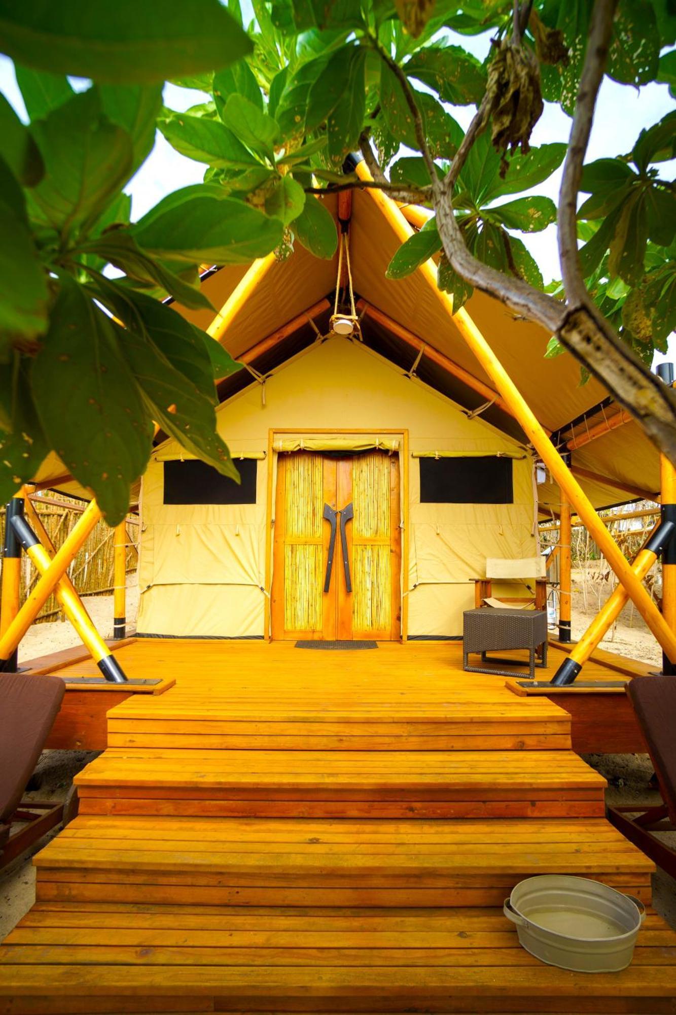 Barefoot Kuata Island Resort Екстериор снимка